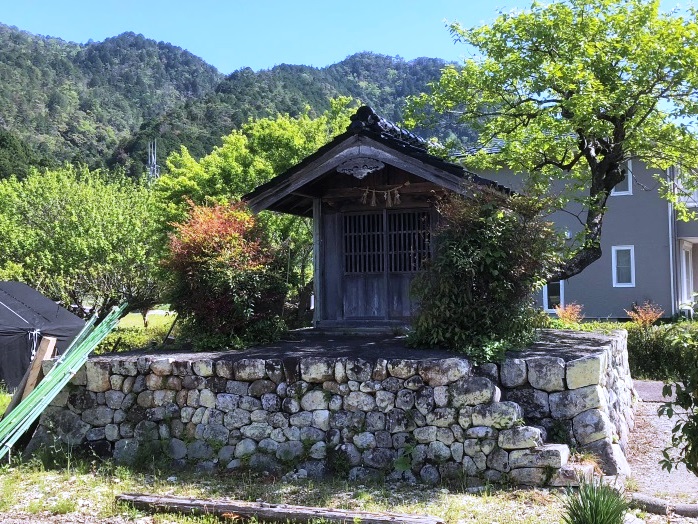 小石姓の地の神様ですが、地の神とはどういうものでしょう？　何度も建て替えられたにせよ、千年以上続いていると言われると「地霊」という語を思い起こして少々たじろぎます。