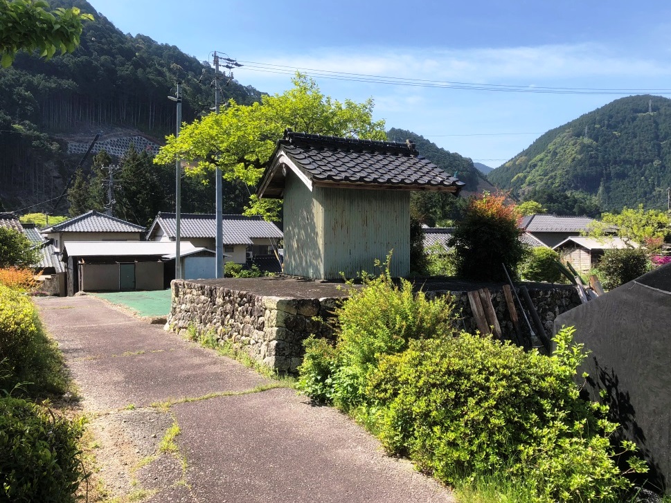 この細道でよくバドミントンなぞを、と思います。